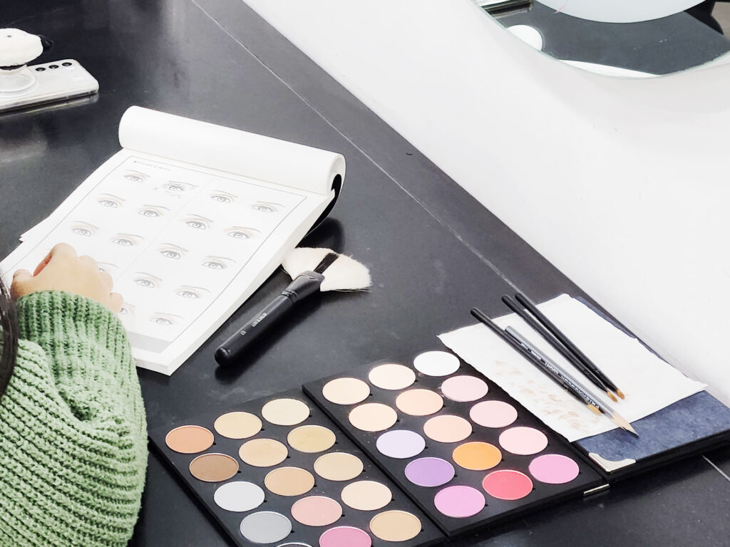 메이크업 민간자격증 3급·2급·1급 총정리 | 비용·기간·취업까지 완벽 가이드 메이크업 자격증을 준비하는 모습