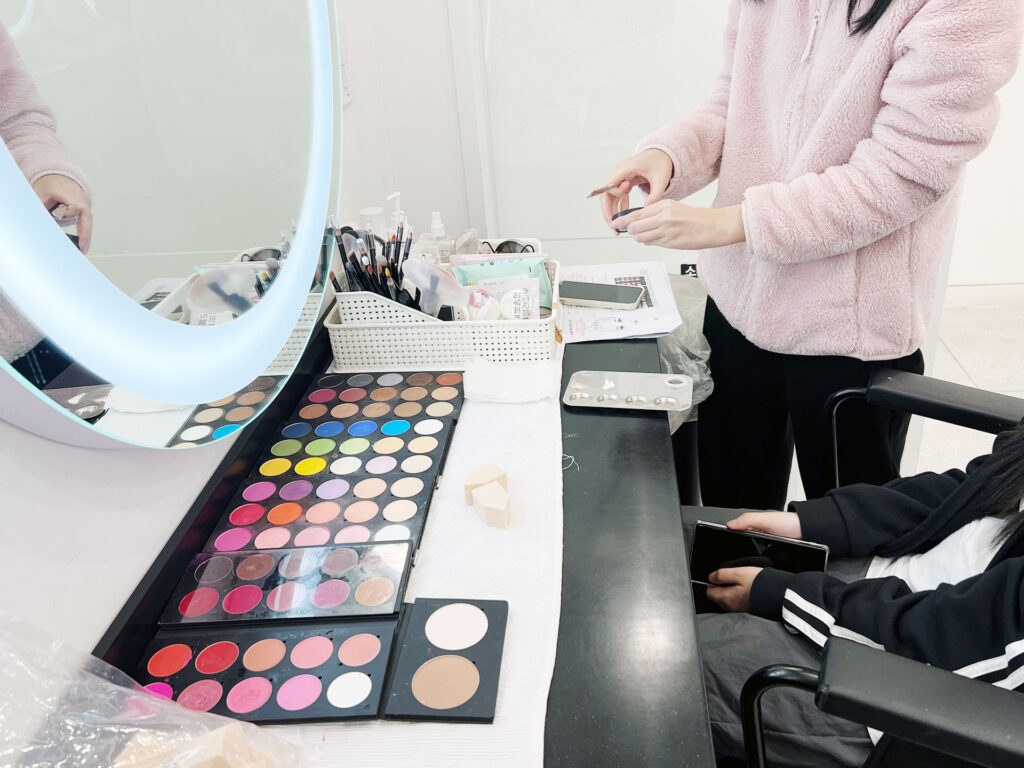 메이크업 민간자격증 3급·2급·1급 총정리 | 비용·기간·취업까지 완벽 가이드 메이크업 민간자격증 수업 현장