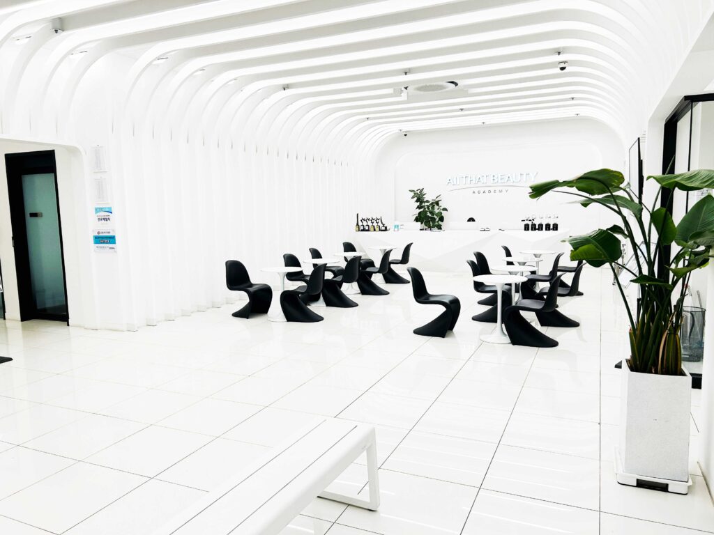 메이크업 국가자격증 준비 방법 5가지|비용·기간·학원 선택🚀 올댓뷰티아카데미에서 메이크업 국가자격증 실기 수업을 진행하는 강의실 모습