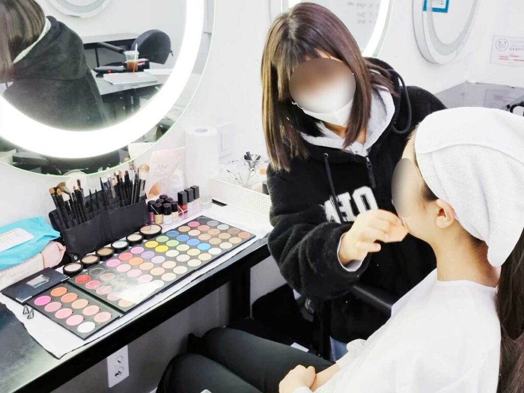 메이크업 국가자격증 준비 방법 5가지|비용·기간·학원 선택🚀 메이크업 국가자격증 실기 시험에서 모델에게 메이크업을 진행하는 장면