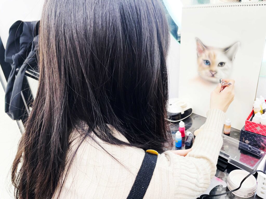 메이크업 국가자격증 준비 방법 5가지|비용·기간·학원 선택🚀 메이크업 국가자격증을 독학과 학원 수강으로 준비하는 차이를 보여주는 이미지