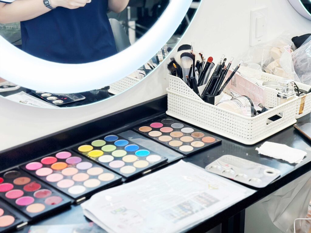 메이크업 국가자격증 준비 방법 5가지|비용·기간·학원 선택🚀 메이크업 국가자격증을 처음 준비하는 수강생의 기초 메이크업 연습 모습