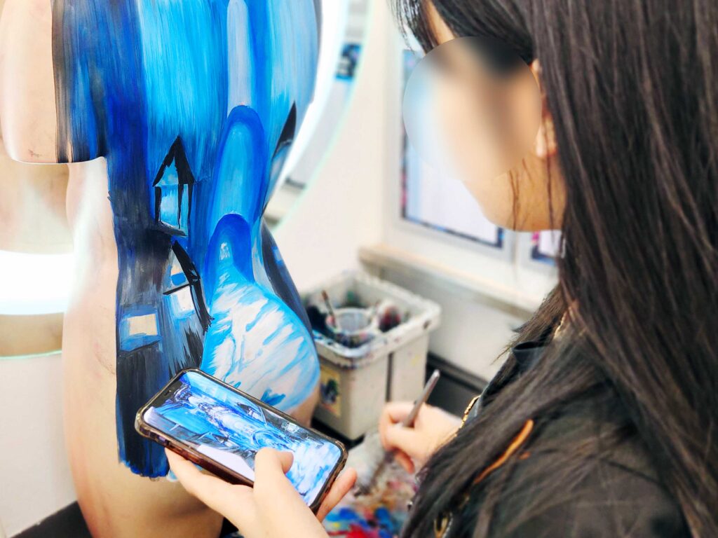 메이크업 국가자격증 준비 방법 5가지|비용·기간·학원 선택🚀 메이크업 국가자격증 합격을 위해 반복 실기 연습을 하는 수강생 모습