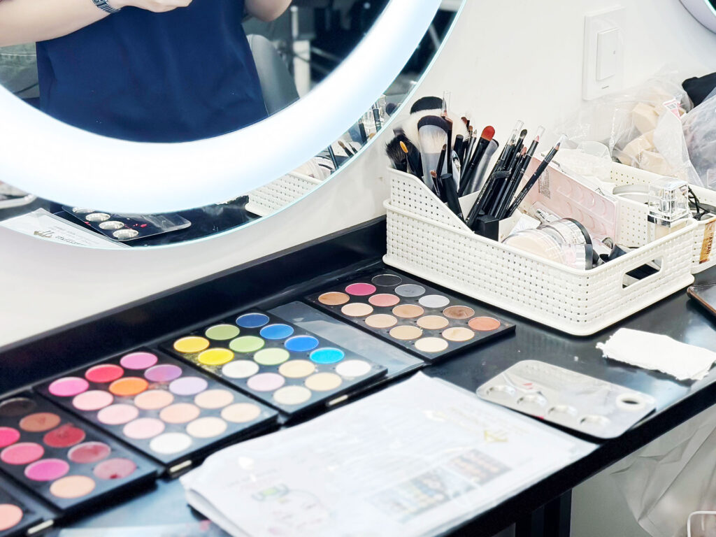 혼자 메이크업 연습하는 모습